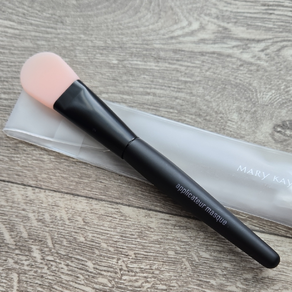 NWT Mary Kay Pink and‎ Black Makeup Brush